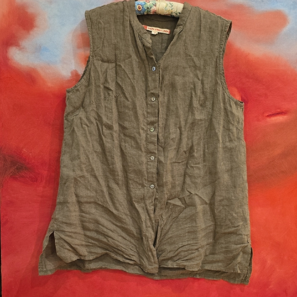 Sleeveless Button-Down Shirt in Gray